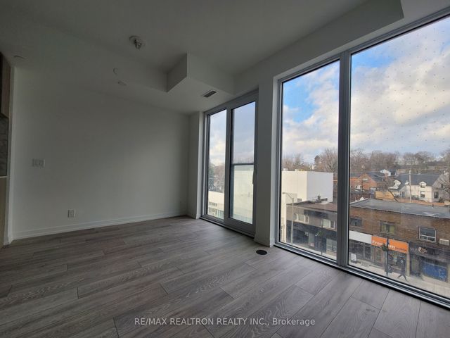 527 - 2020 Bathurst St