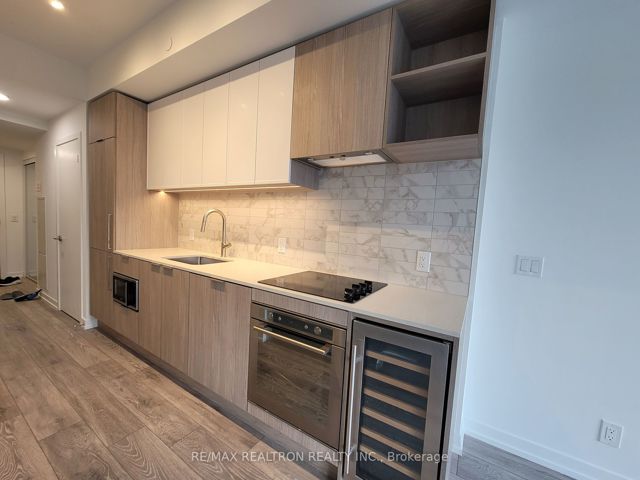 527 - 2020 Bathurst St