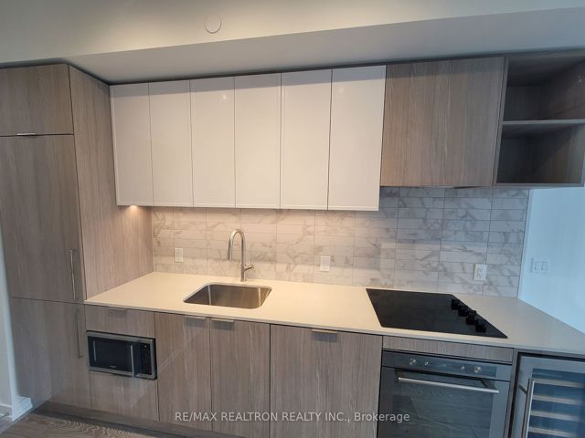 527 - 2020 Bathurst St