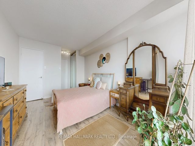 Ph210 - 1101 Steeles Ave W