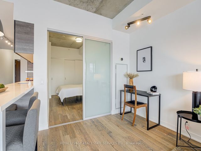 404 - 1239 Dundas St St W