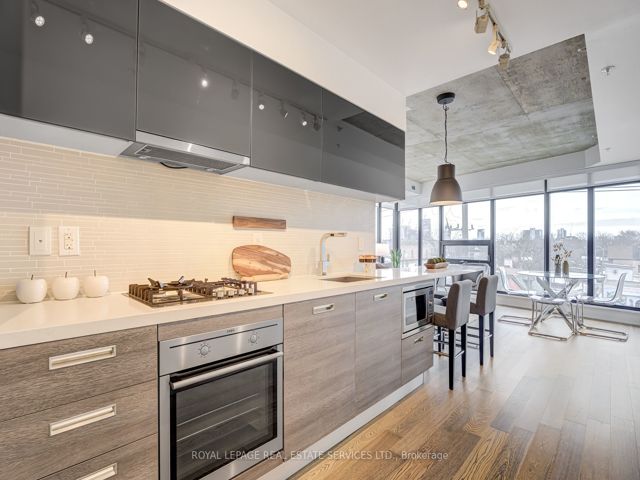 404 - 1239 Dundas St St W