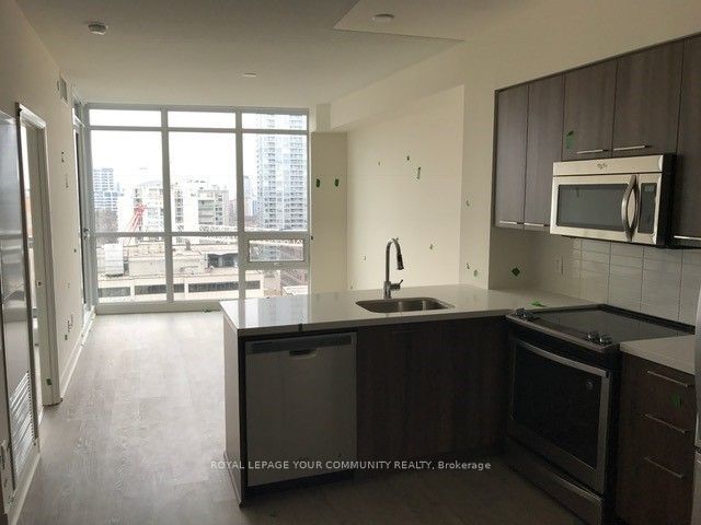 1401 - 30 Roehampton Ave