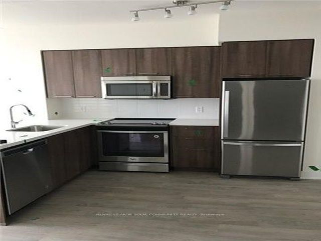 1401 - 30 Roehampton Ave