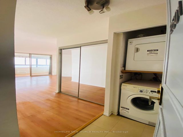 2501 - 270 Queens Quay W