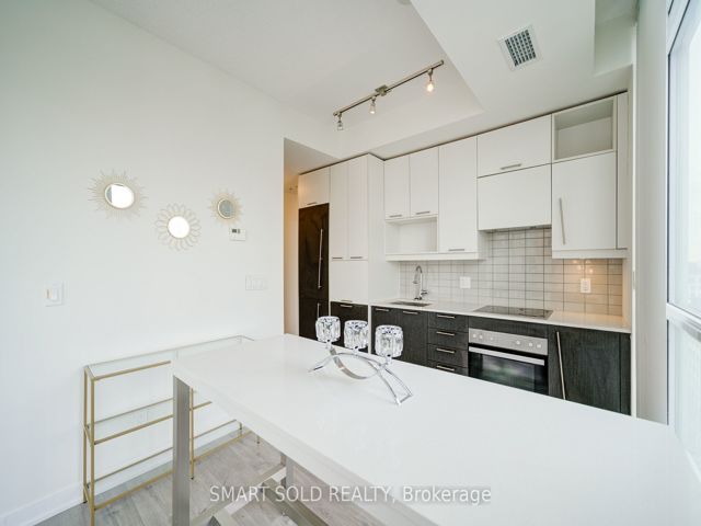 1402 - 199 Richmond St W