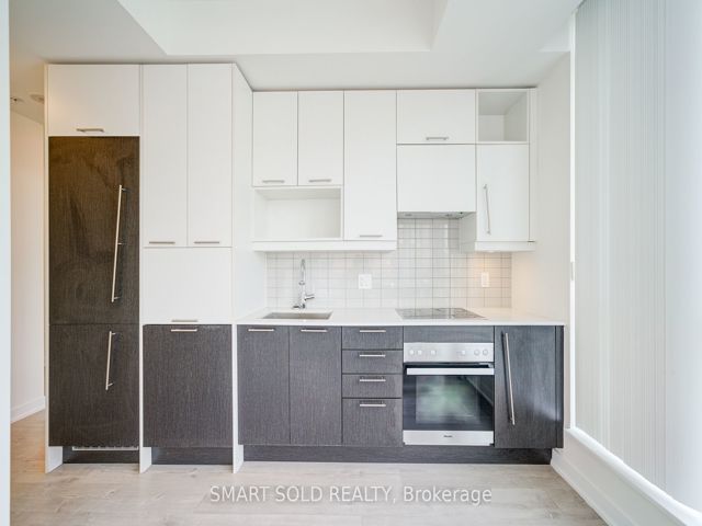 1402 - 199 Richmond St W