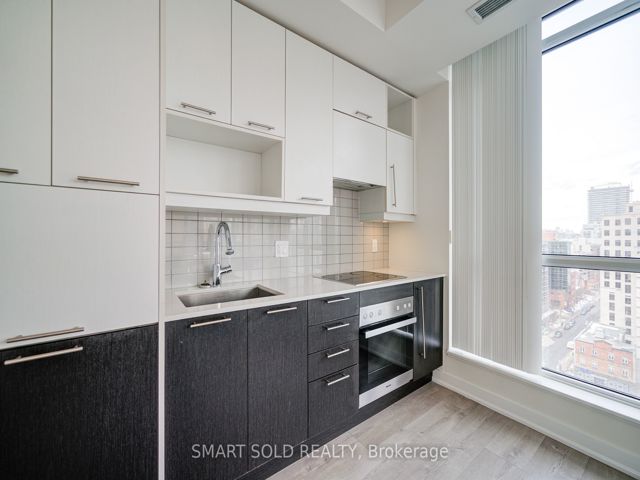 1402 - 199 Richmond St W