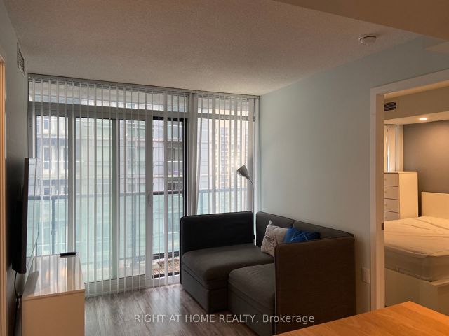 1617W - 36 Lisgar St