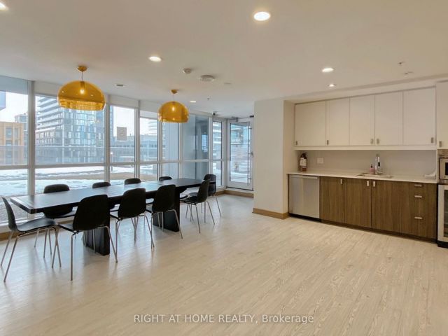 318 - 295 Adelaide St W