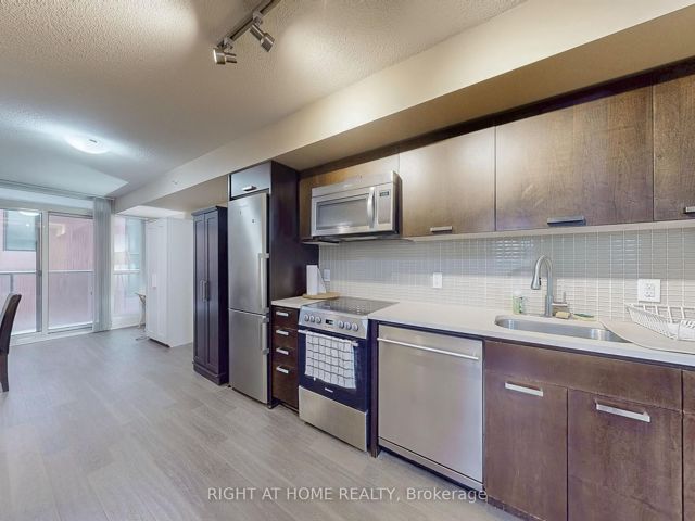 318 - 295 Adelaide St W