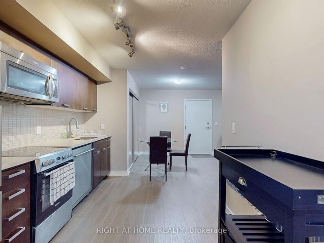 318 - 295 Adelaide St W