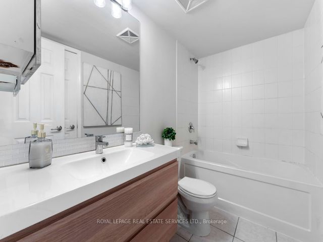 3709 - 19 Grand Trunk Cres