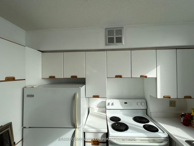 1402 - 260 Queens Quay W