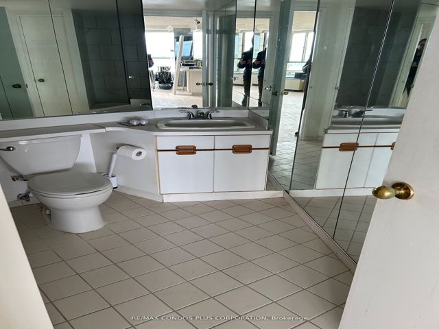 1402 - 260 Queens Quay W