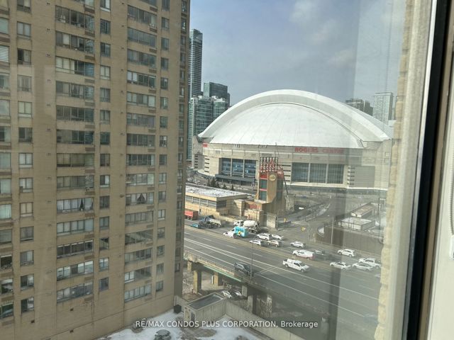 1402 - 260 Queens Quay W