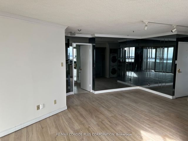 1402 - 260 Queens Quay W