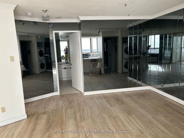 1402 - 260 Queens Quay W