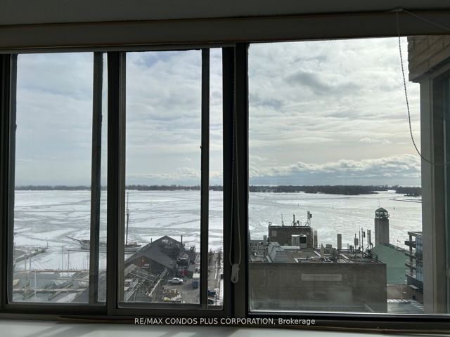 1402 - 260 Queens Quay W