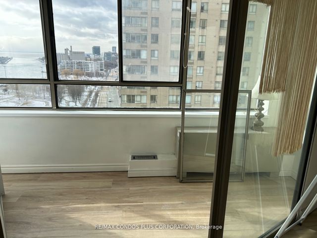 1402 - 260 Queens Quay W