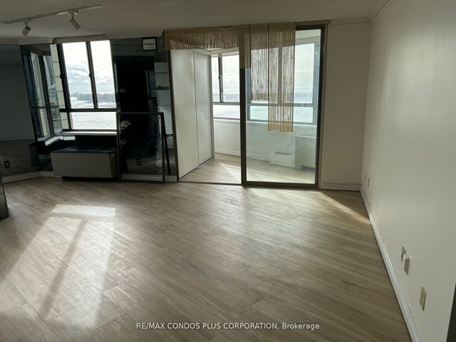 1402 - 260 Queens Quay W