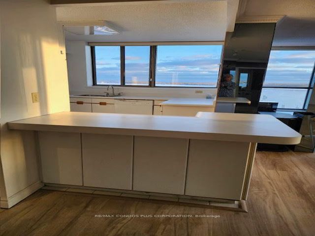 1402 - 260 Queens Quay W