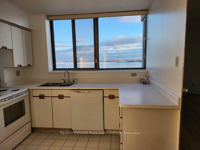 1402 - 260 Queens Quay W