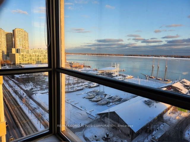 1402 - 260 Queens Quay W