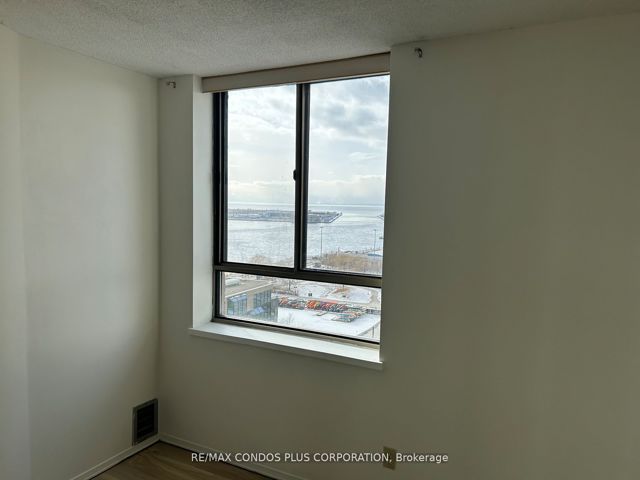 1402 - 260 Queens Quay W