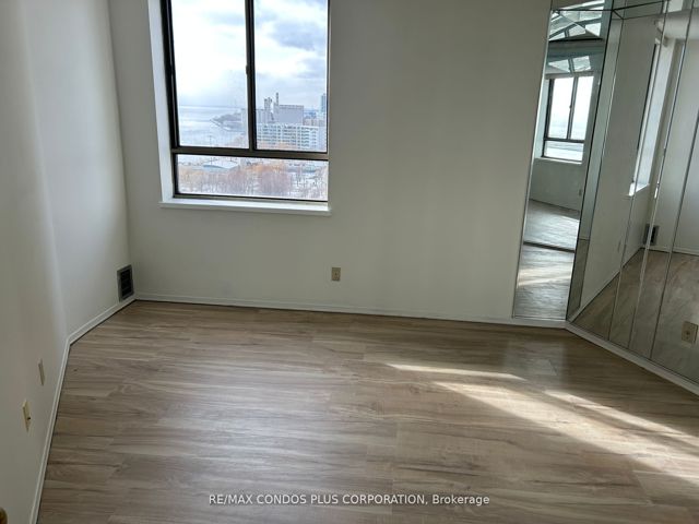 1402 - 260 Queens Quay W