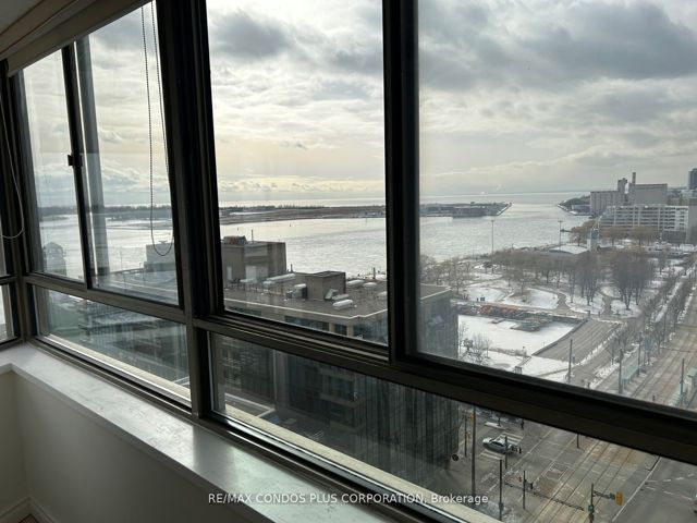 1402 - 260 Queens Quay W