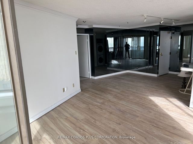 1402 - 260 Queens Quay W