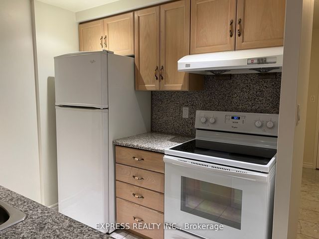 922 - 168 Simcoe St