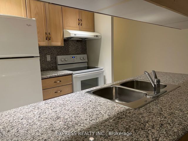 922 - 168 Simcoe St