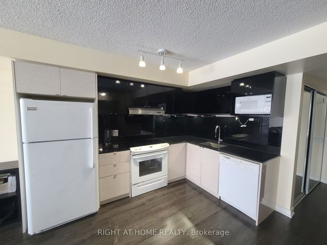 808 - 72 Esther Shiner Blvd