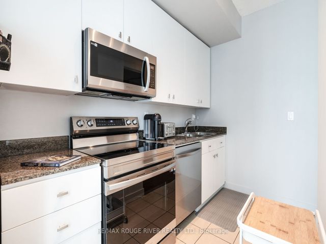 3201 - 381 Front St W