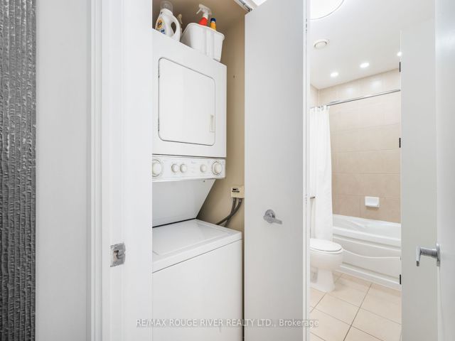 3201 - 381 Front St W
