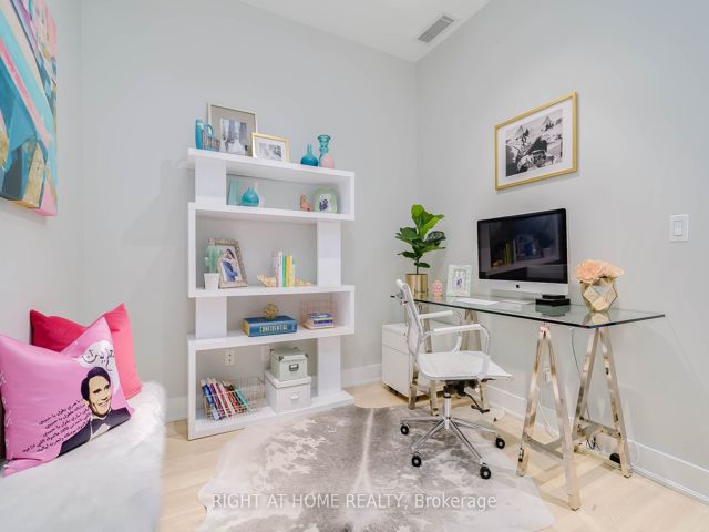 1020 - 637 Lake Shore Blvd W