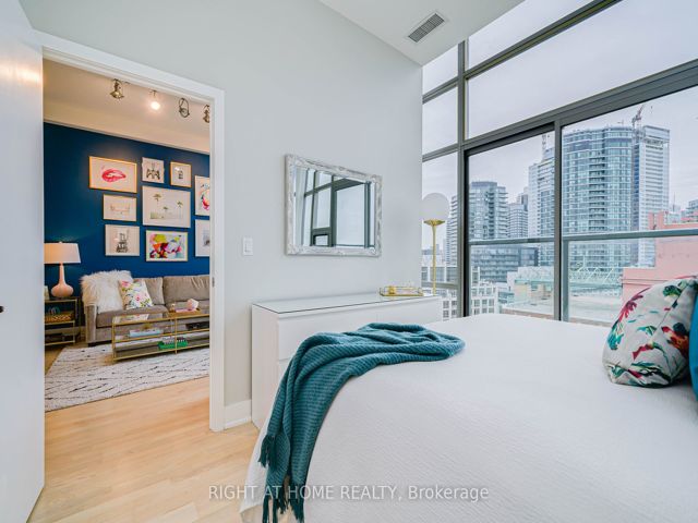 1020 - 637 Lake Shore Blvd W