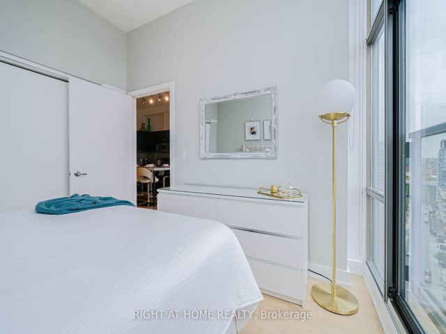 1020 - 637 Lake Shore Blvd W