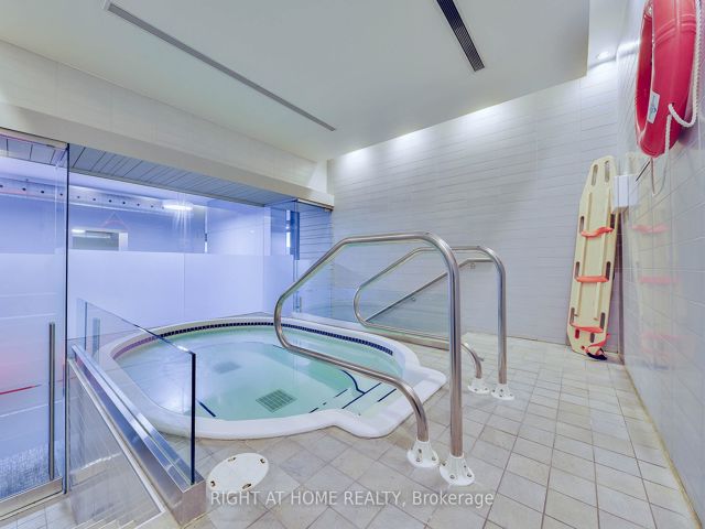 1020 - 637 Lake Shore Blvd W