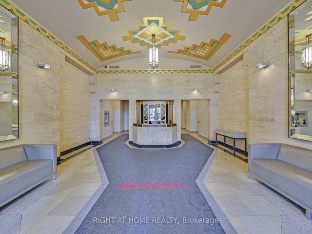 1020 - 637 Lake Shore Blvd W