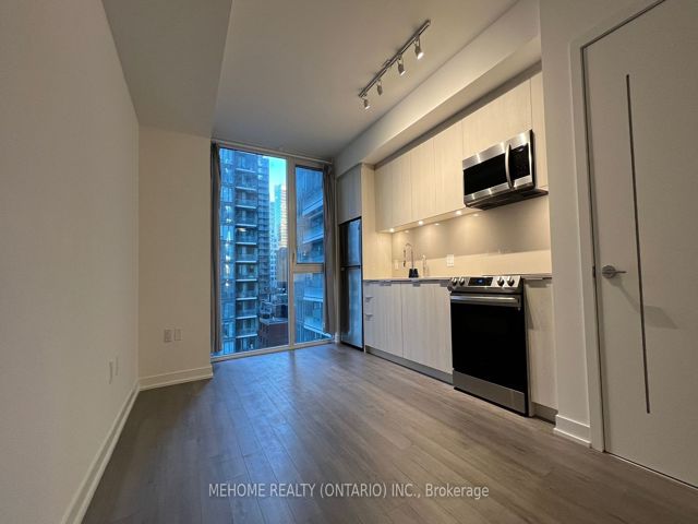 1205 - 357 King St W