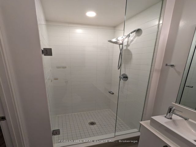 1716W - 27 Bathurst St