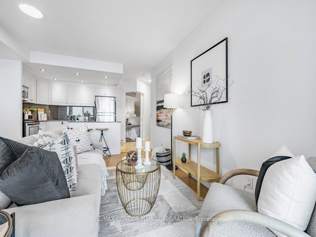 910 - 218 Queens Quay  W