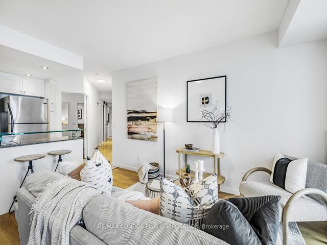 910 - 218 Queens Quay  W