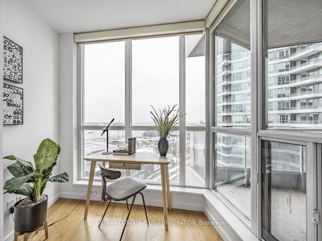 910 - 218 Queens Quay  W