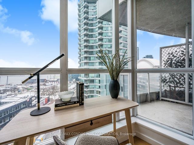 910 - 218 Queens Quay  W
