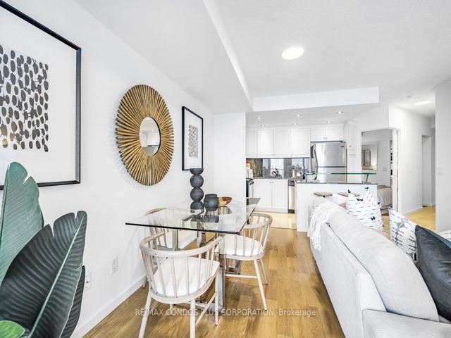 910 - 218 Queens Quay  W