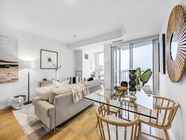 910 - 218 Queens Quay  W